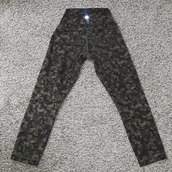 Lululemon Wunder Under Crop (II Roll Down) - Picture 5 of 8